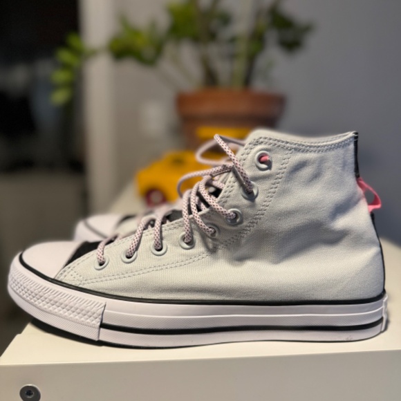 New Converse Hightop sneakers - Picture 4 of 7